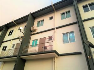 an external view of a building at Hornbill Homestay Samarahan in Kota Samarahan