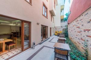 A balcony or terrace at Lalinn Hotel