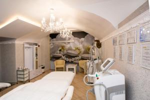 Pokój szpitalny z łóżkiem szpitalnym i pokój ze ścianą z aromaterapią w obiekcie Perla w mieście Augustów