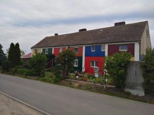 uma casa colorida no lado de uma estrada em Mein Marienhof em Bestensee