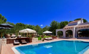 Bazén v ubytování La Casa Menorca nebo v jeho okolí