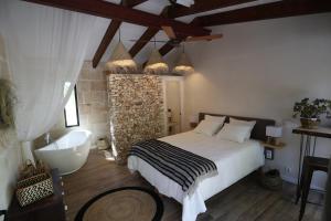 费雷列斯La Casa Menorca的一间带大床和浴缸的卧室