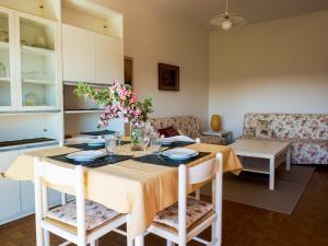 eine Küche und ein Esszimmer mit einem Tisch und Stühlen in der Unterkunft Appartamento Anna in Desenzano del Garda