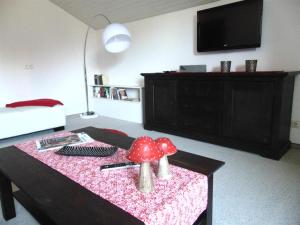 ein Wohnzimmer mit einem Tisch mit einem Pilz darauf in der Unterkunft Landhaus Kogel in Ofterschwang