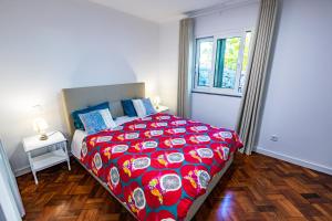 カニコにあるCasa Maravilhaのベッドルーム1室(赤毛布付きの大型ベッド1台付)