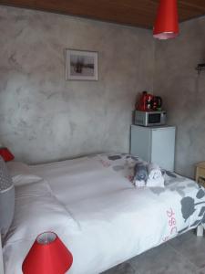 un dormitorio con una cama con un animal de peluche en Chez Marie Ange et Clovis, en Rumilly-lès-Vaudes