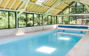 una piscina en una casa con salón acristalado en Chez Marie Ange et Clovis, en Rumilly-lès-Vaudes