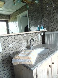 un baño con lavabo y espejo en Landhaus Kogel, en Ofterschwang 16 fotos más