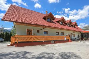 um edifício com um telhado vermelho em cima em ROOMS JANI em Bled