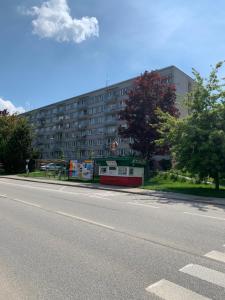 uma rua vazia em frente a um grande edifício em Apartmán Marilyn em Cesky Krumlov