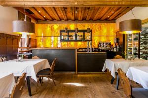 Reštaurácia alebo iné gastronomické zariadenie v ubytovaní Hotel Sailer