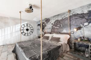 una camera da letto con letto a dondolo e mappa sul muro di The Loft Polignano a Polignano a Mare