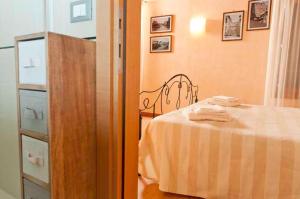 a bedroom with a bed and a dresser with towels on it at San Cassiano jacuzzi in Venice