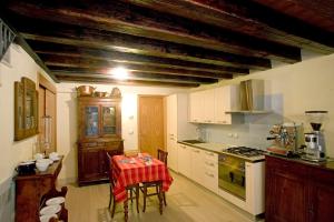 a kitchen with a table and a stove top oven at San Cassiano jacuzzi in Venice