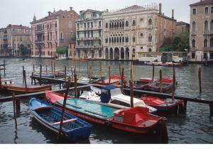 een groep boten aangemeerd in het water nabij gebouwen bij San Cassiano jacuzzi in Venetië