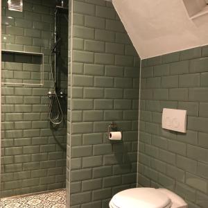 A bathroom at LUXE TOPLOCATIE! Monument hartje centrum Dordrecht, 2 badkamers, 2 keukens, tuintje (10 personen)