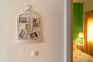 um quarto com uma gaiola de pássaros na parede em The Village Apartments em Plakiás