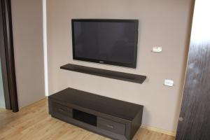 una TV a schermo piatto appesa a un muro di Apartament W4 Deluxe w Bielawie - Góry Sowie a Bielawa