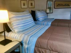 サロンノにあるCinqueSensiのベッド2台が隣同士に設置された部屋です。
