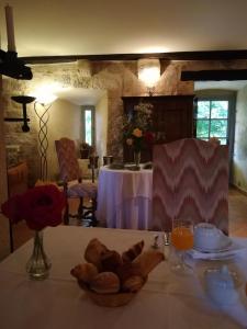 - une table avec un bol de pain au dessus dans l'établissement Château de Fourcès, à Fourcès