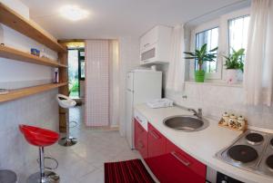 Una pequeña cocina con fregadero y refrigerador. en Kamenita Apartment, en Split 34 fotos más
