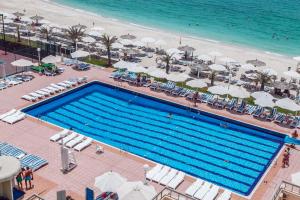 Bazén v ubytování Sharjah Carlton Hotel nebo v jeho okolí