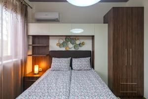 a bedroom with a bed with a wooden head board at Cosy Luxury Flat in the Centrum- 90sqm - 3 rooms. in Varna City