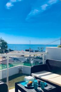 d'un balcon avec une table et une vue sur l'océan. dans l'établissement Apartamento El Barco 1 linea PLAYA, PARKING, WIFI, à Torrox Costa