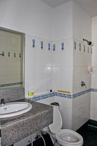 y baño con aseo y lavamanos. en Ben's House, en Ao Nang Beach