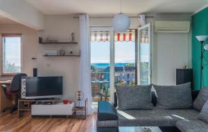 Televízia a/alebo spoločenská miestnosť v ubytovaní Apartment Sanja near the Beach and Center