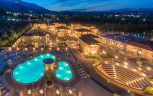 una vista aérea de un complejo por la noche en Kyniska Palace Conference & Spa en Mistras