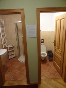 Un baño con inodoro, bañera y lavabo. en Apartmány Pod Javorem, en Pec pod Sněžkou 35 fotos más