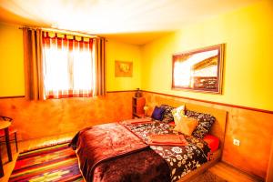 1 dormitorio con cama y ventana en Apartment&Rooms "Globus" Mostar, en Mostar