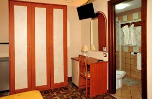 łazienka z toaletą, umywalką i lustrem w obiekcie B&B Viaprimaldo Camere w mieście Otranto +37 zdjęć