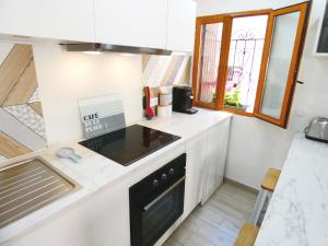Kuchyň nebo kuchyňský kout v ubytování Le Pouffre, maison de pêcheur au quartier des artistes, clim, WiFi