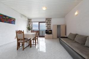 a living room with a couch and a table at Punta Rata apartment in Brela