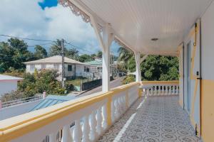 un balcón de una casa con vistas a la calle en Villa Mancina, en Capesterre-Belle-Eau