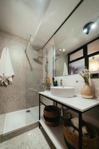 uma casa de banho com um lavatório e um chuveiro em EM Kastelo Zadar em Zadar