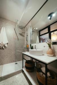 un baño con lavabo y ducha en EM Kastelo Zadar, en Zadar
