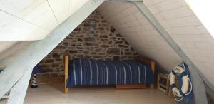 a room with a bed in a attic at Port de La Houle - Beau 3 pièces classé 3 étoiles avec garage privé in Cancale