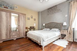 1 dormitorio con cama y ventana en Angel House Vilnius, 5, en Vilna