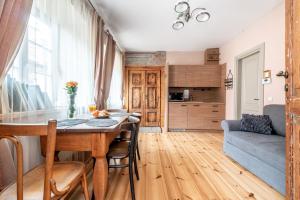 cocina y sala de estar con mesa y sofá en Angel House Vilnius, 5, en Vilna