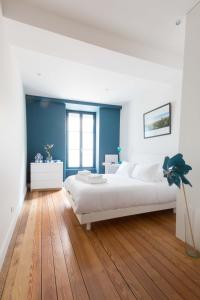 ボーヌにあるTonneliers33の青い壁のベッドルーム1室(大きな白いベッド1台付)