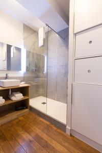 博恩的住宿－Tonneliers33，带淋浴和盥洗盆的浴室