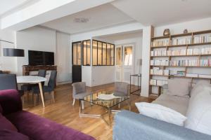 a living room with a couch and a table at Tonneliers33 in Beaune