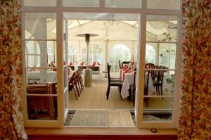 a restaurant with a dining room with tables and chairs at Krohnprinzenhof Hotel Garni und Ferienwohnungen in Fargau-Pratjau