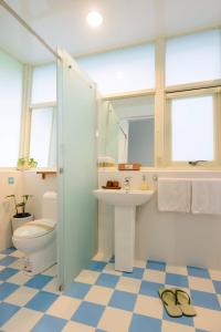 W łazience znajduje się umywalka, toaleta i umywalka. w obiekcie Ming Shui Lu Homestay w mieście Xingjian