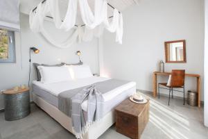Ліжко або ліжка в номері Anemos Luxury Villas