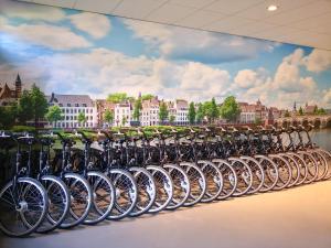una fila di biciclette parcheggiate in fila di Dormio Resort Maastricht Apartments a Maastricht