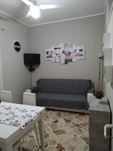 a living room with a couch and a table at Aspra al delfino blu in Bagheria